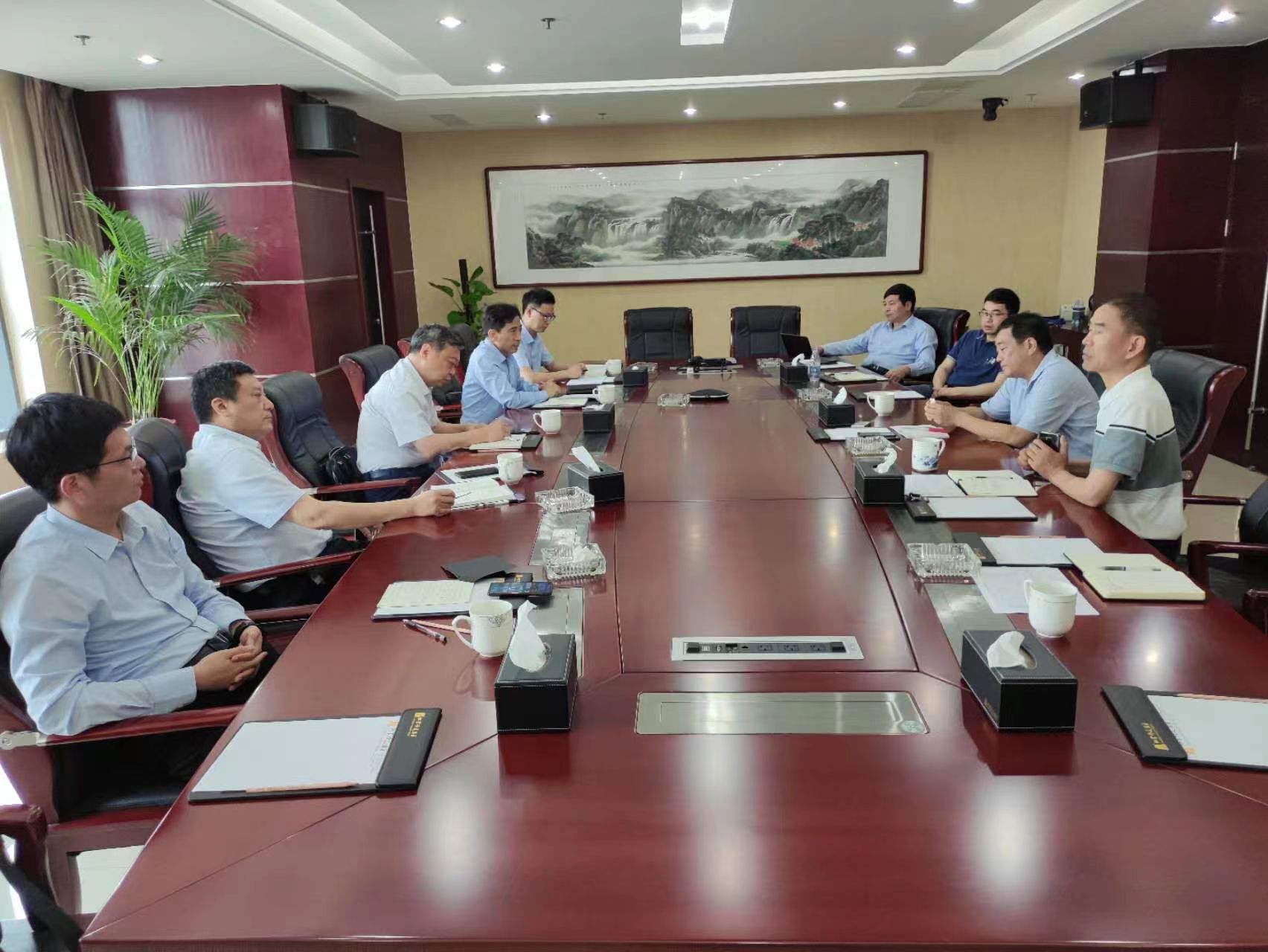 圖1-6、江蘇華建董事長(zhǎng)王宏一行到集團(tuán)公司走訪交流.jpg