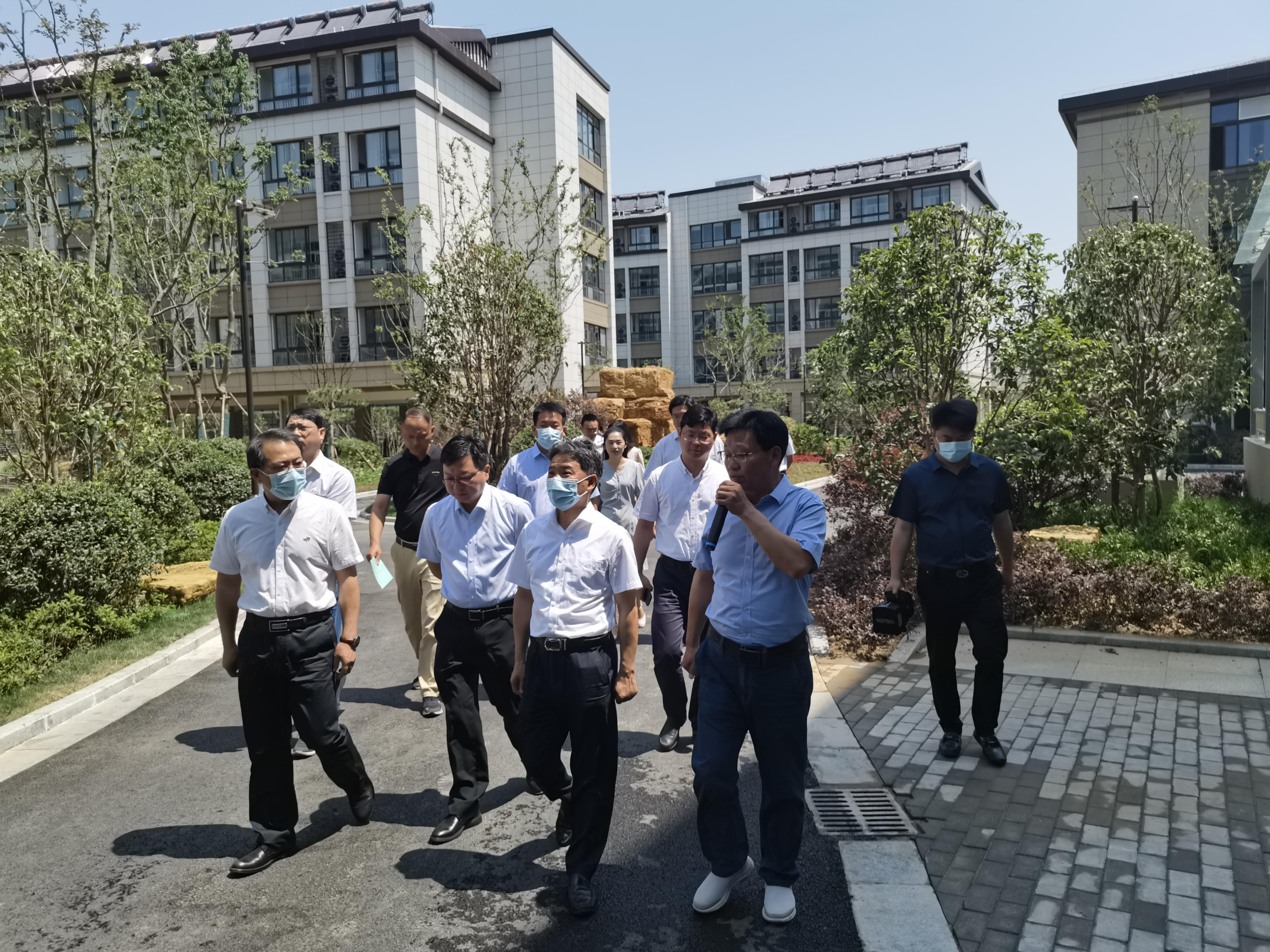 圖1-2、康堯副部長(zhǎng)調(diào)研維揚(yáng)人才公寓項(xiàng)目建設(shè).jpg