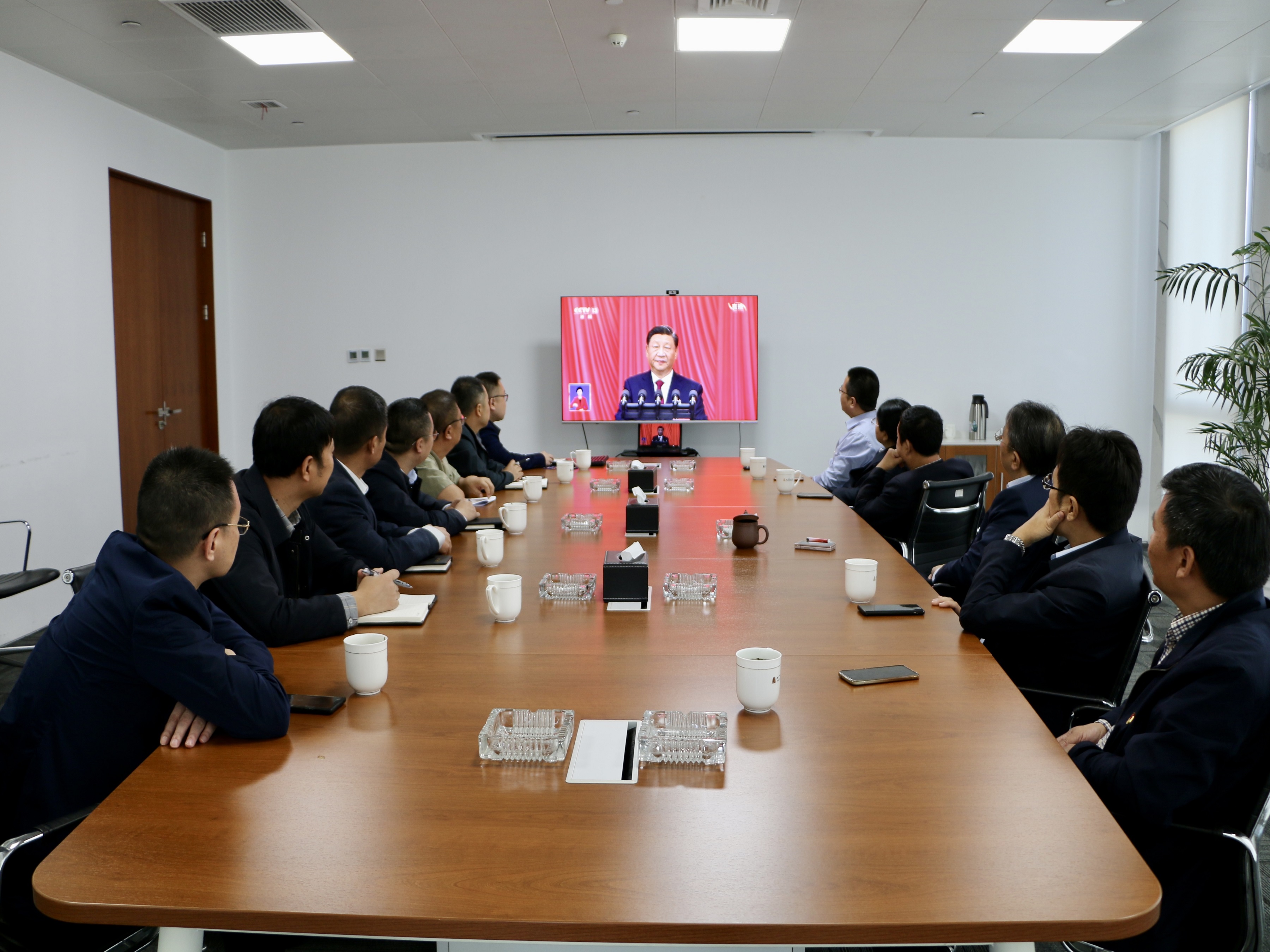 圖1-2、第一分公司收看二十大開幕會(huì).jpg
