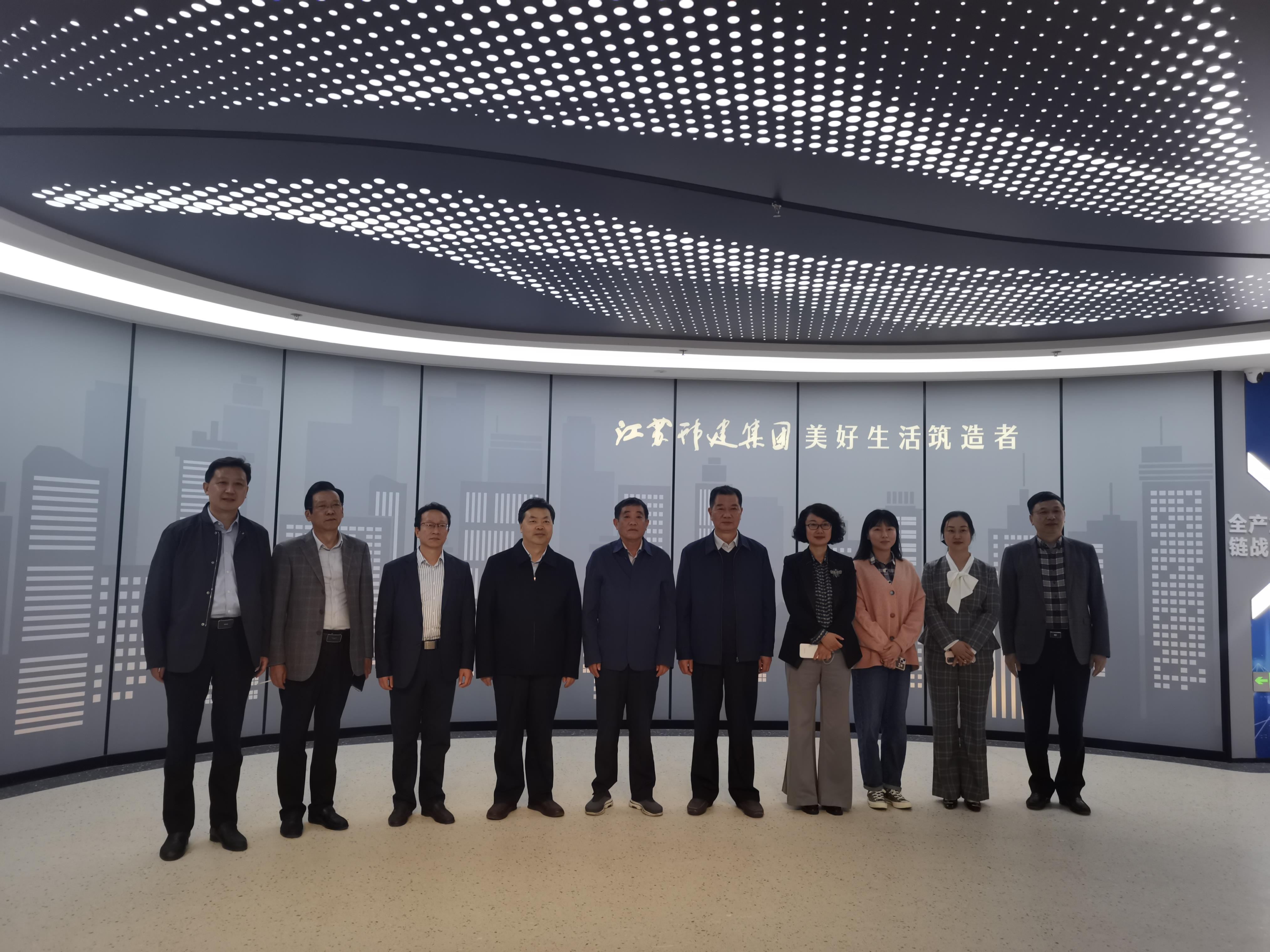 圖1-2、張家來副局長參觀集團體驗館.jpg