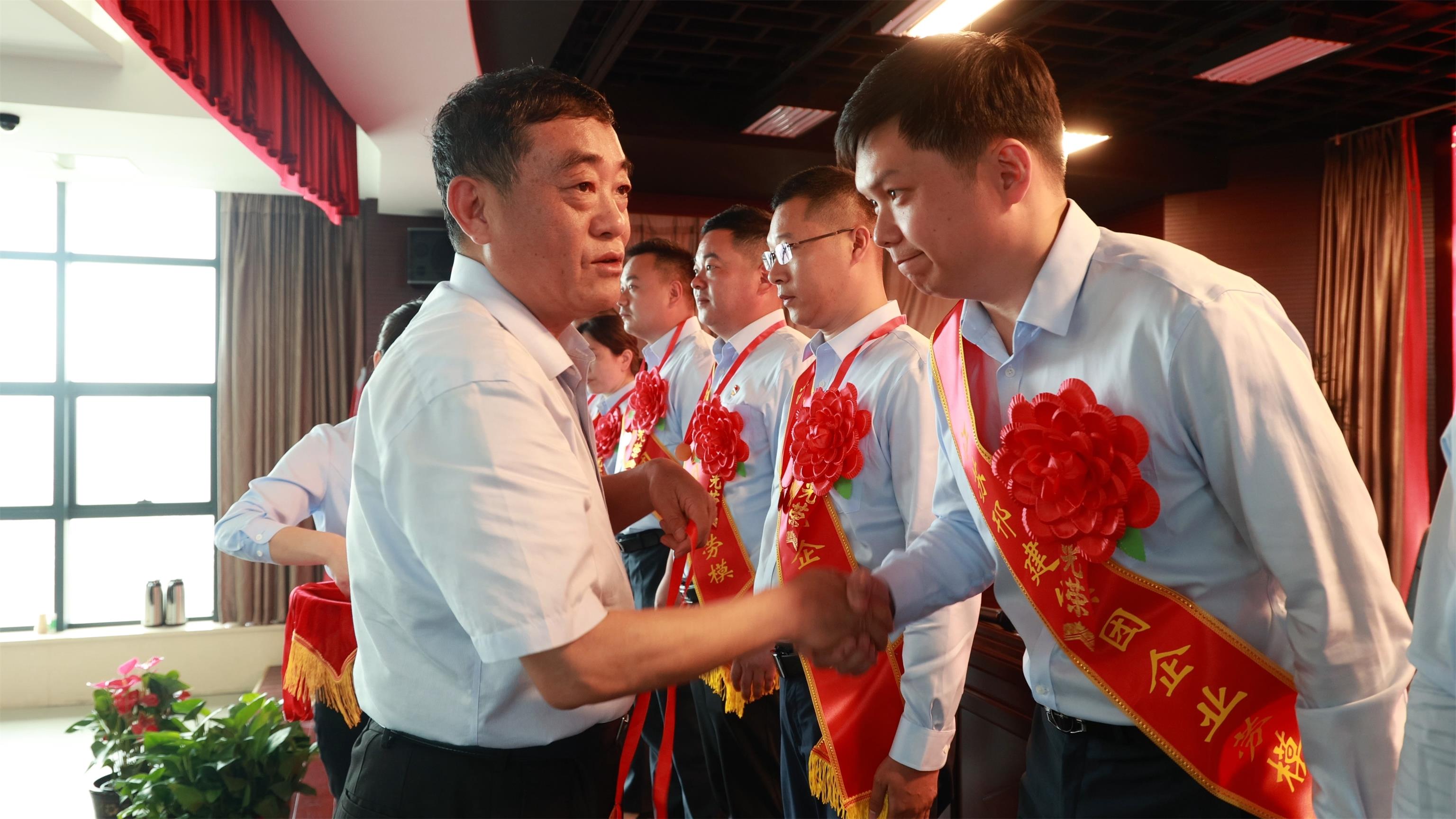圖1-2、范世宏董事長給勞模頒發(fā)獎?wù)?jpg