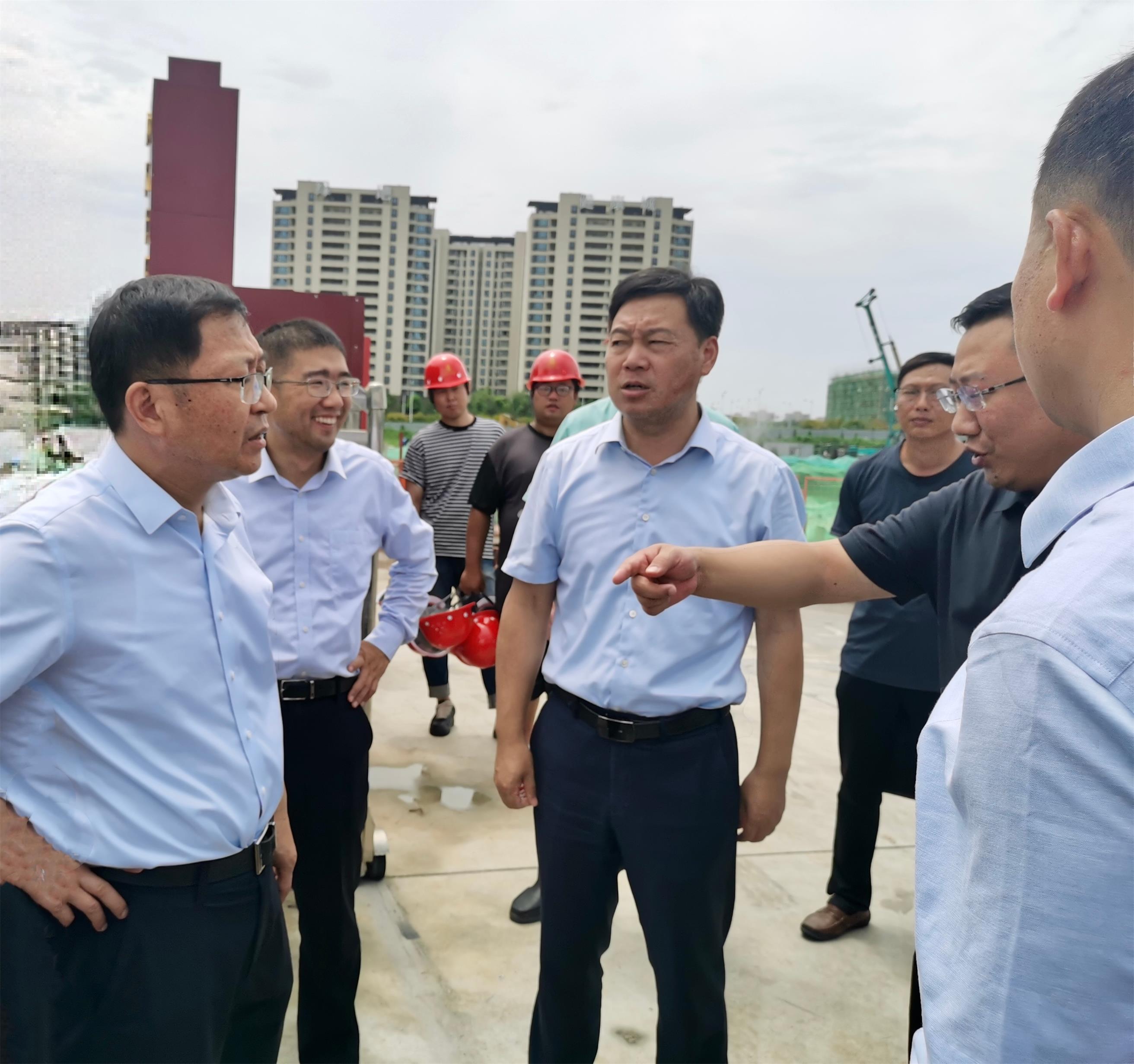 圖1-3、湯衛(wèi)華副市長(zhǎng)檢查工地.jpg